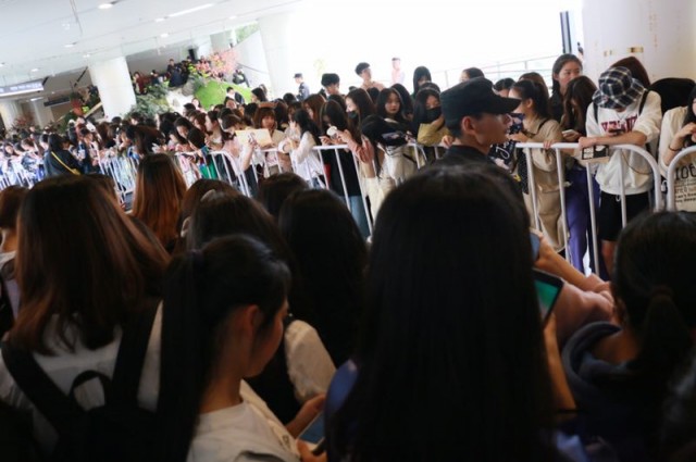 乐华七子来杭,粉丝从机场疯狂追随两天,未开